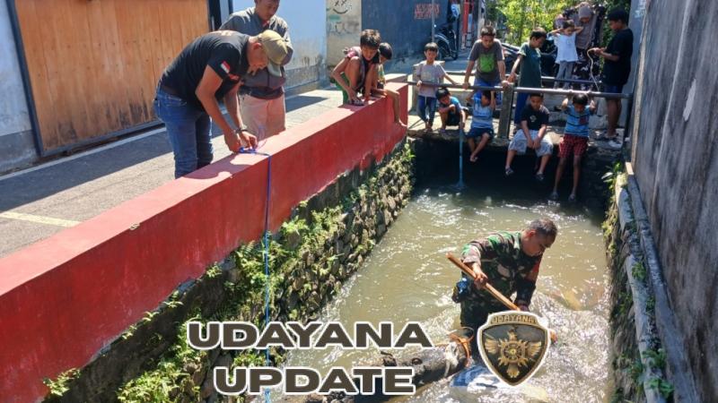 Babinsa Ampenan Gotong Royong Bersihkan Sungai Pascabanjir