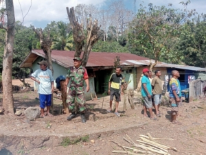 Babinsa Detusoko Gelar Komsos dan Monitoring Wilayah, Warga Sambut Antusias