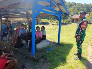 Babinsa Koramil Maurole Laksanakan Komsos dan Pamwil untuk Tingkatkan Keamanan Desa