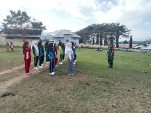 Tingkatkan Patriotisme, Koramil Ropang Latih Paskibraka SMAN 1 Orong Telu