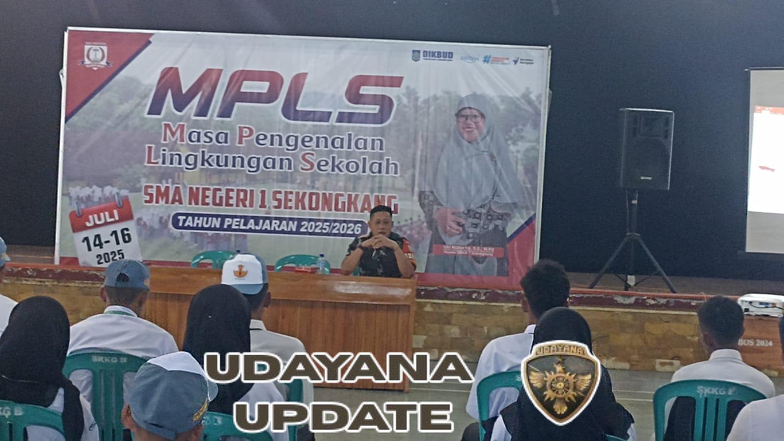 Babinsa dan Batih Komsos Kodim 1628/SB Tanamkan Wawasan Kebangsaan bagi Siswa Baru SMAN 1 Sekongkang