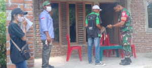 Sinergi TNI dan Dinas Peternakan Babinsa Aesesa Kawal Vaksinasi Rabies di Nagekeo
