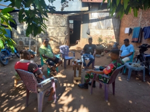 Babinsa Sambangi Warga Desa Leuburi, Ajak Jaga Keamanan Lingkungan