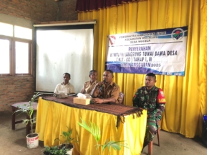 Babinsa Wolowaru Dampingi Penyaluran BLT Dana Desa Tahap II di Desa Nggela