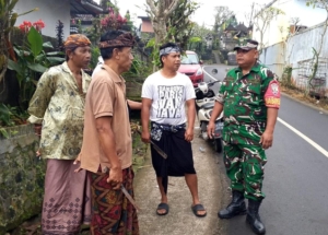 Maraknya Aksi Pencurian, Babinsa Ajak Warga Laksanakan Ronda Malam