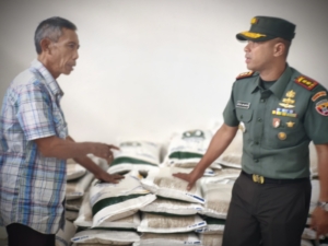 Dandim 1616/Gianyar Tinjau Langsung Distribusi Beras Bantuan Pemerintah di Kelurahan Beng