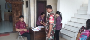 Babinsa Buruan Kawal Distribusi 3,7 Ton Beras Bantuan untuk 188 KK Penerima