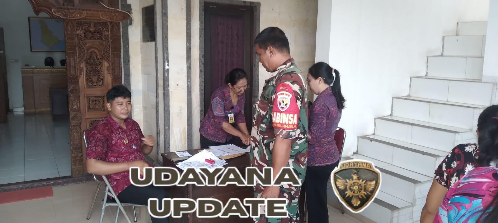 Babinsa Buruan Kawal Distribusi 3,7 Ton Beras Bantuan untuk 188 KK Penerima