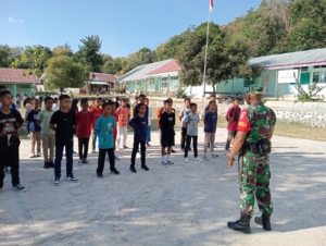 Babinsa Koramil 1602-04/Maurole Latih PBB Siswa-Siswi SMPN 1 Maurole, Wujudkan Generasi Disiplin dan Cinta Tanah Air