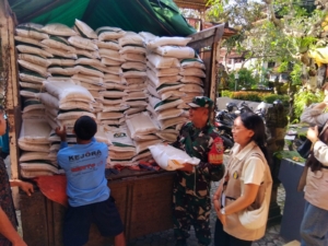 Babinsa Desa Mas Kawal Ketat Penyaluran Beras Bantuan CBP