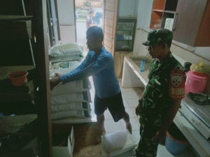 Babinsa Peliatan Kawal Ketat Penyaluran Beras CBP untuk Warga Kurang Mampu