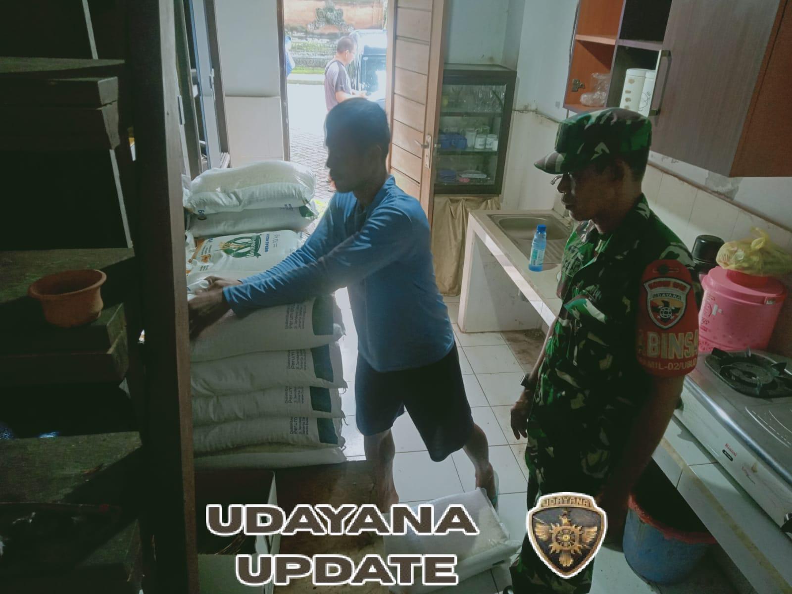 Babinsa Peliatan Kawal Ketat Penyaluran Beras CBP untuk Warga Kurang Mampu