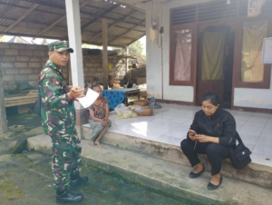 Babinsa Koramil Banjarangkan Dampingi Dinsos Data Warga Kurang Mampu