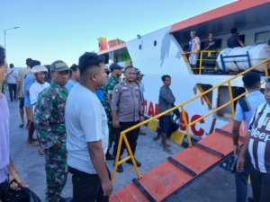 Aparat Gabungan Amankan Proses Sandar Kapal KM Cantika Lestari di Pelabuhan