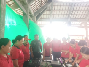 Babinsa Kemenuh Dukung Pemberdayaan Ekonomi Perempuan Lewat Pelatihan Pembuatan Kue