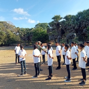 Babinsa Sertu Andre T Latih Sikap Dasar Kepemimpinan dan PBB pada Siswa Baru SMP Satap Daima