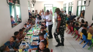 TNI Hadir di Sekolah, Babinsa Kodim 1602/Ende Bantu Sukseskan Program Makan Bergizi Gratis