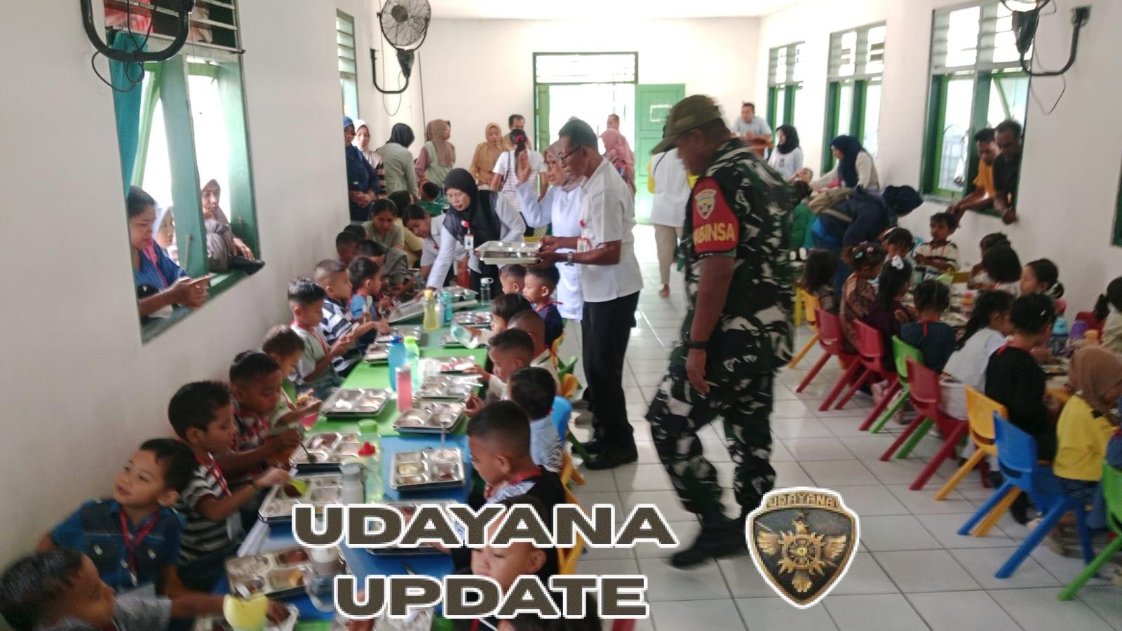TNI Hadir di Sekolah, Babinsa Kodim 1602/Ende Bantu Sukseskan Program Makan Bergizi Gratis