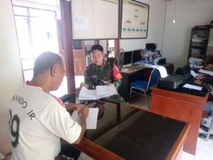 Babinsa Maurole dan Kepala Desa Maurole Bersama Jaga Keamanan dan Ketertiban Wilayah