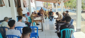 Babinsa dan Pemdes Pulau Pura Bersatu Dukung Tim Sepak Bola Kecamatan