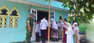 Babinsa Koramil Wolowaru Serahkan Bantuan Al-Qur’an untuk Anak-Anak Pengajian di Ende