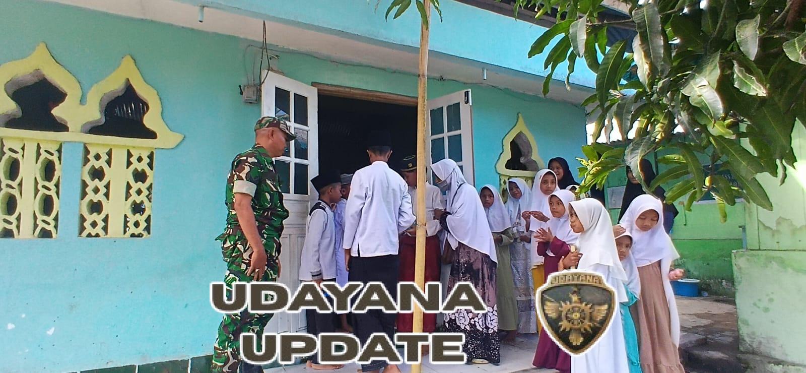 Babinsa Koramil Wolowaru Serahkan Bantuan Al-Qur’an untuk Anak-Anak Pengajian di Ende