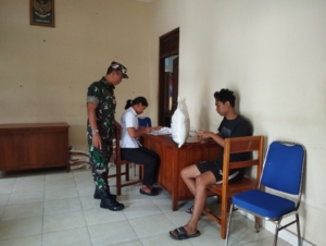 Sertu Nyoman Lancar Jamin Bantuan Beras Tersalur Aman dan Tertib di Desa Keramas