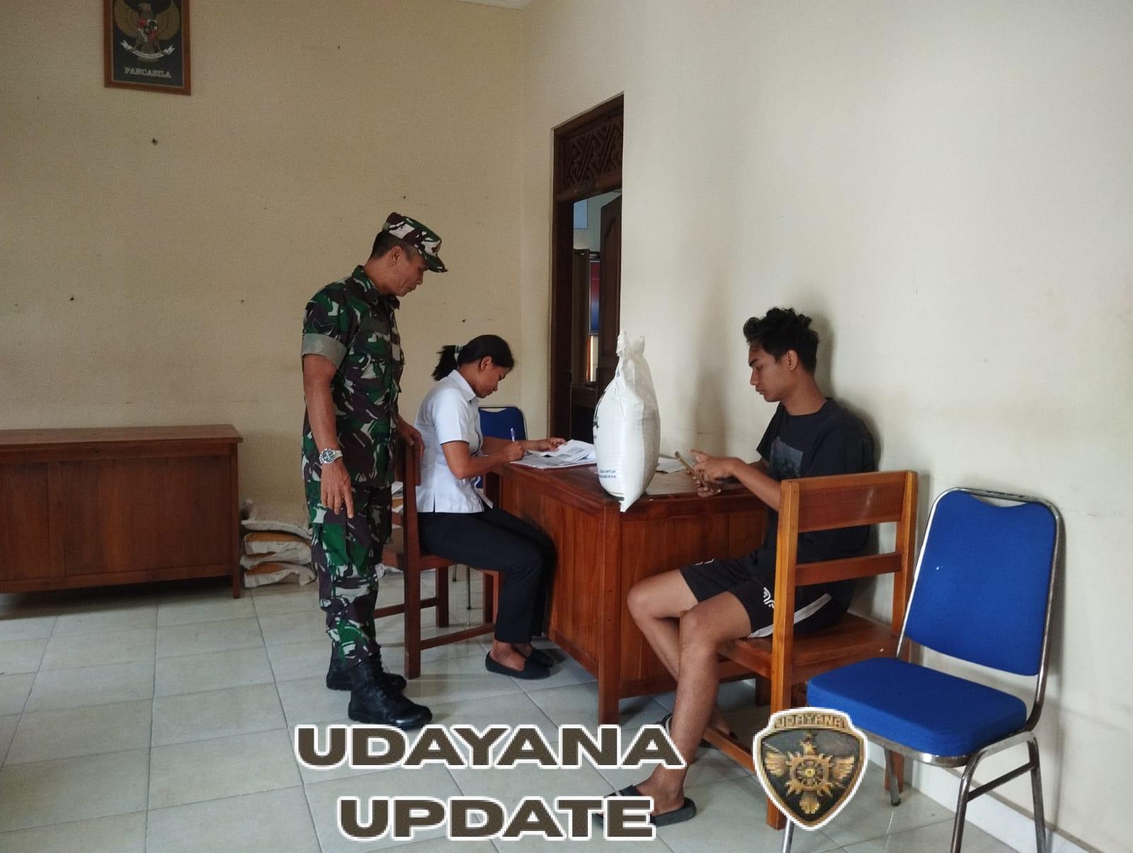 Sertu Nyoman Lancar Jamin Bantuan Beras Tersalur Aman dan Tertib di Desa Keramas