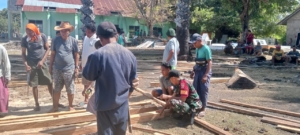 Babinsa Pantai Baru Turun Langsung Bantu Pembangunan Gereja Pniel Kimadale