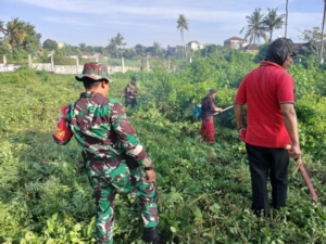 Wujudkan Lingkungan Bersih, Babinsa Ajak Masyarakat Gotong Royong Bersihkan TPU