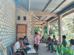 Melalui Komsos, Babinsa Serka Herman Roby Pererat Hubungan TNI dan Warga di Sumba Barat Daya