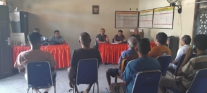 Babinsa Koramil Baa Pantau Keamanan Embarkasi dan Debarkasi Kapal di Pelabuhan Ba’a