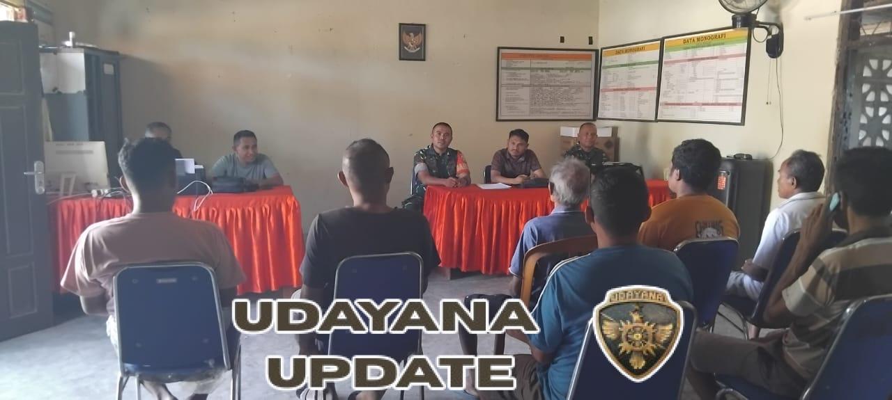 Babinsa Koramil Baa Pantau Keamanan Embarkasi dan Debarkasi Kapal di Pelabuhan Ba’a