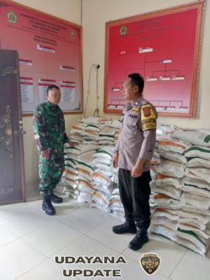 Babinsa Buahan Kaja Jamin Distribusi Beras Kemensos Aman dan Tertib