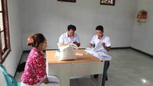 Babinsa Koramil 1616-04/Blahbatuh Pastikan Bantuan Beras di Desa Bona Tepat Sasaran