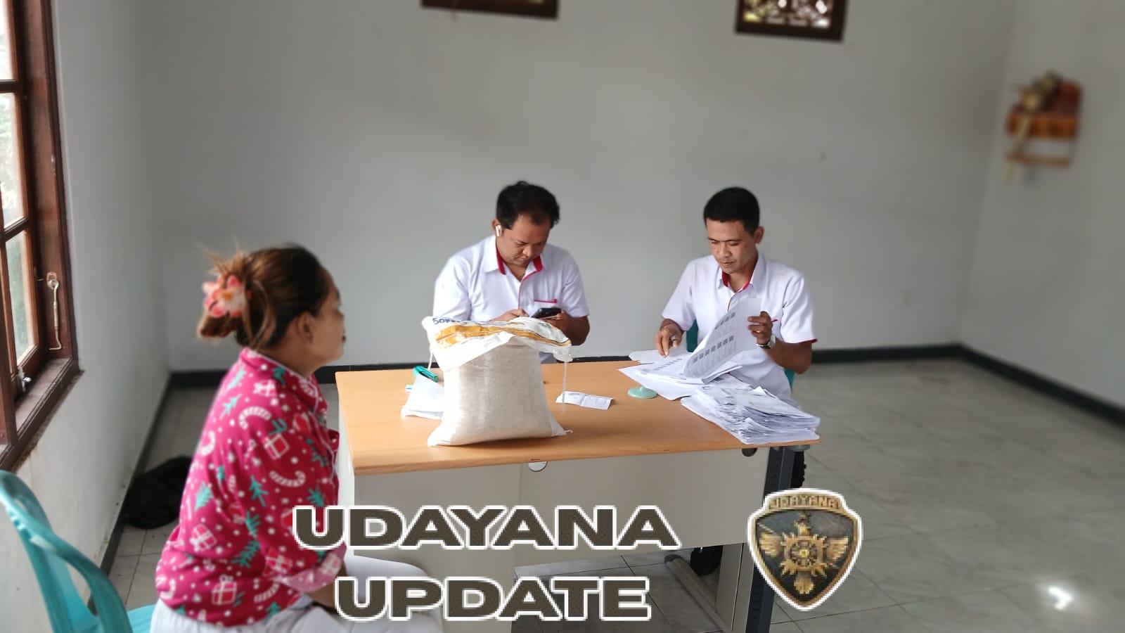 Babinsa Koramil 1616-04/Blahbatuh Pastikan Bantuan Beras di Desa Bona Tepat Sasaran