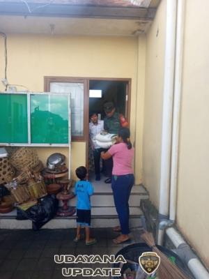 Babinsa Koramil 1616-06/Tegallalang Pastikan Bantuan Pangan di Keliki Tepat Sasaran