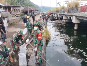 Kodim 1626/Bangli Bersama Instansi dan Warga Bersihkan Bangkai Ikan di Danau Batur