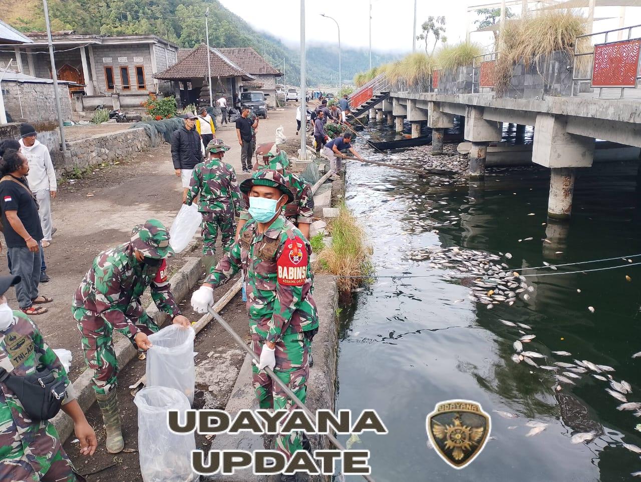 Kodim 1626/Bangli Bersama Instansi dan Warga Bersihkan Bangkai Ikan di Danau Batur