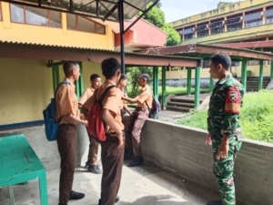 Babinsa Kodim 1602/Ende Laksanakan Komsos dan Monitoring Wilayah di SMK Negeri 2 Ende