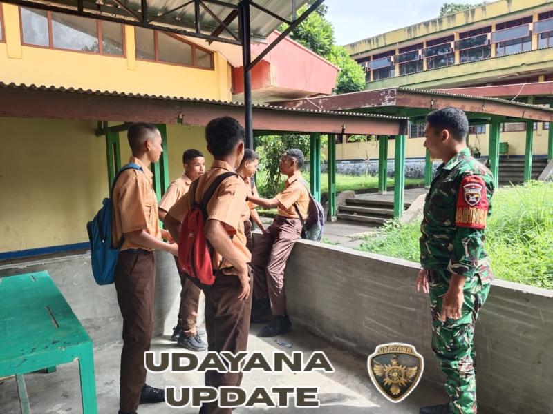 Babinsa Kodim 1602/Ende Laksanakan Komsos dan Monitoring Wilayah di SMK Negeri 2 Ende