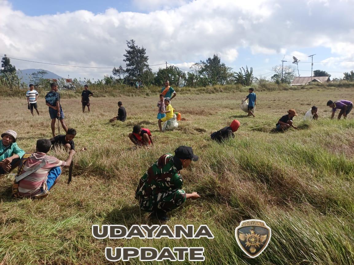 Semangat Gotong Royong, Pos Fohuk Bersama Masyarakat Laksanakan Pembersihan Lapangan Desa