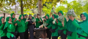 Ketua Persit Kodim Dompu Panen Hasil Pertanian Organik di Edugarden Wirabakti
