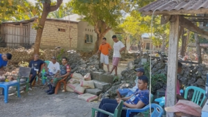 Sinergi dalam Tugas Babinsa dan Bhabinkamtibmas Komsos Bersama di Rumah Warga