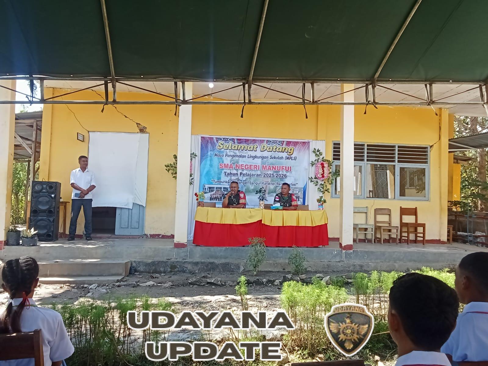 TNI Masuk Sekolah! Babinsa Tanamkan Jiwa Nasionalisme di Masa MPLS Siswa SMA Negeri Manufui