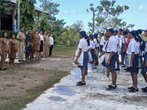 Babinsa Latih PBB Siswa Baru SMK Negeri 1 Lamboya Saat MPLS
