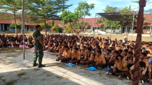 Danramil 1607-06 Lape Lopok Tanamkan Semangat Bela Negara kepada Siswa Baru SMA 1 Lape