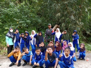 Edukasi Sejak Dini, Babinsa Kenalkan Pompa Hydram Kepada Anak Anak