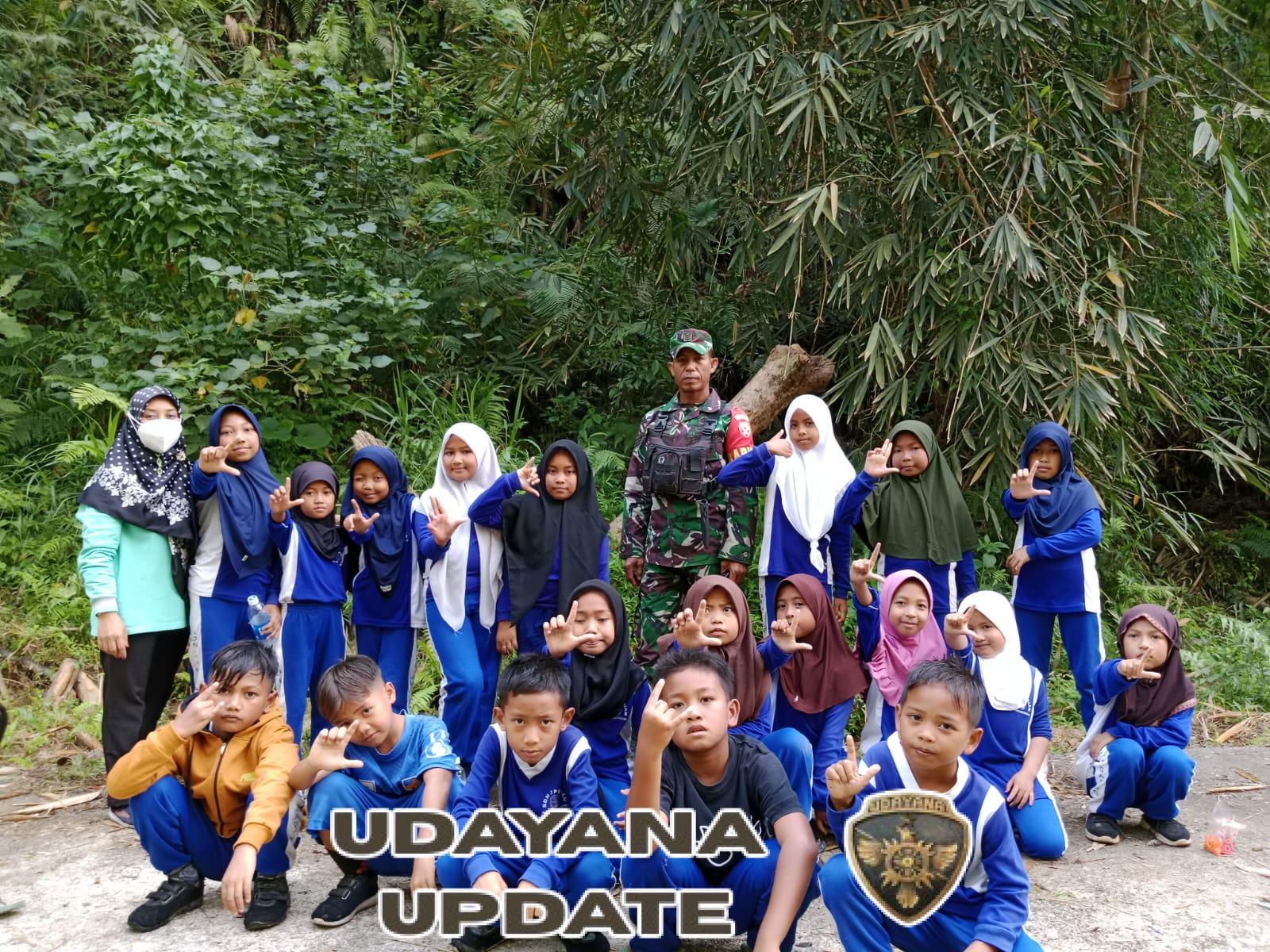 Edukasi Sejak Dini, Babinsa Kenalkan Pompa Hydram Kepada Anak Anak