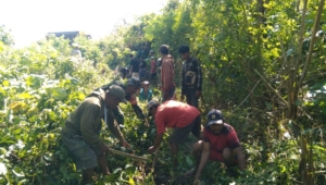.Babinsa Koramil 01/Lewa Bersama Warga Gotong Royong Bersihkan Saluran Irigasi di Desa Laihau